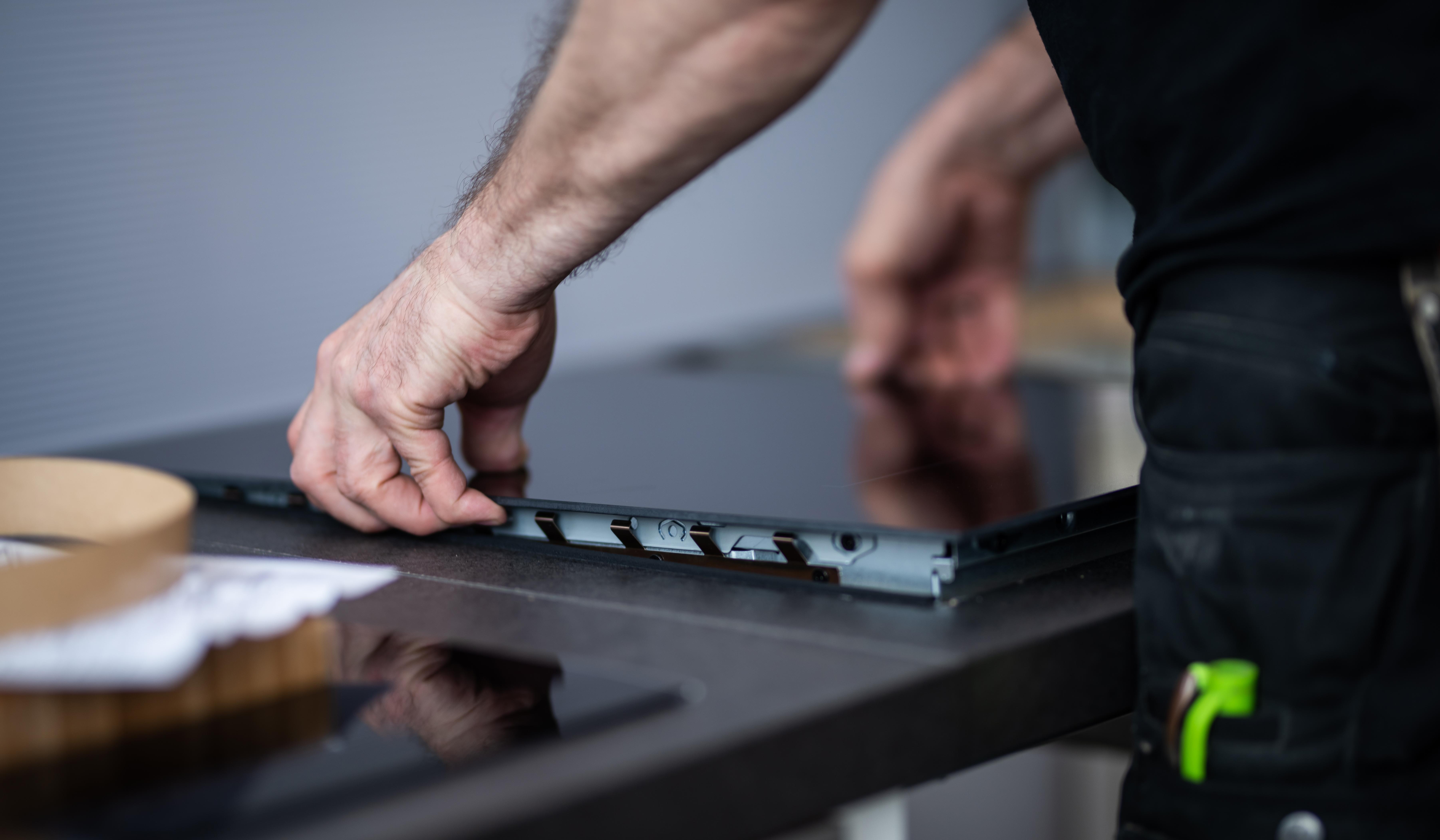 2020_Handwerk_Küchen-Montage_Kochfeld 02