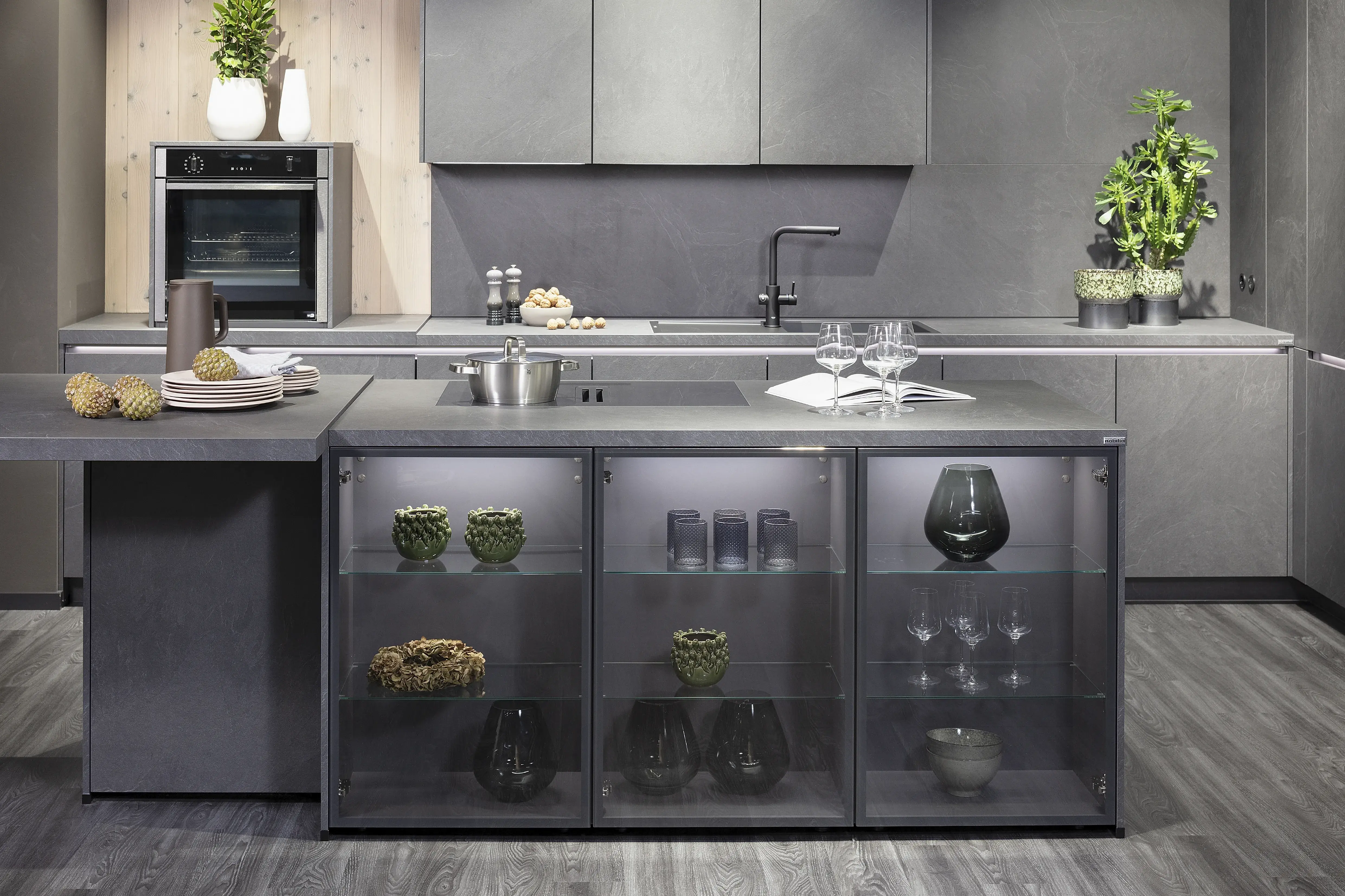 Nobilia Küche „Grauschiefer“ mit Vitrinen