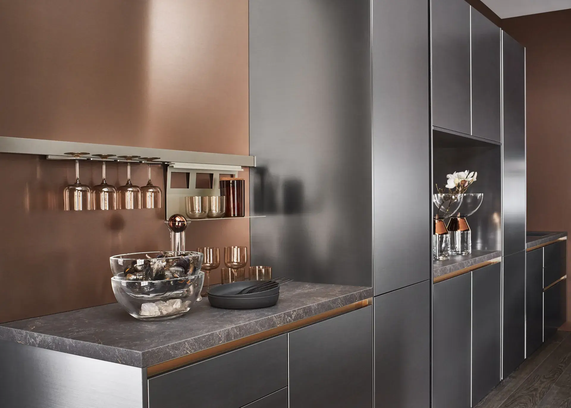 Moodschuss, Arbeitsplatte Bronze geflammt Nachbildung, Edelstahlfronten, Bronze metallic Nischenrückwand